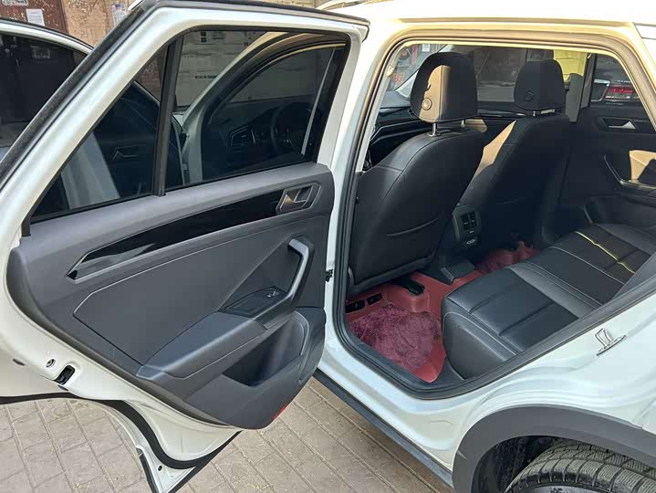 Фото 12 - Volkswagen T-Roc