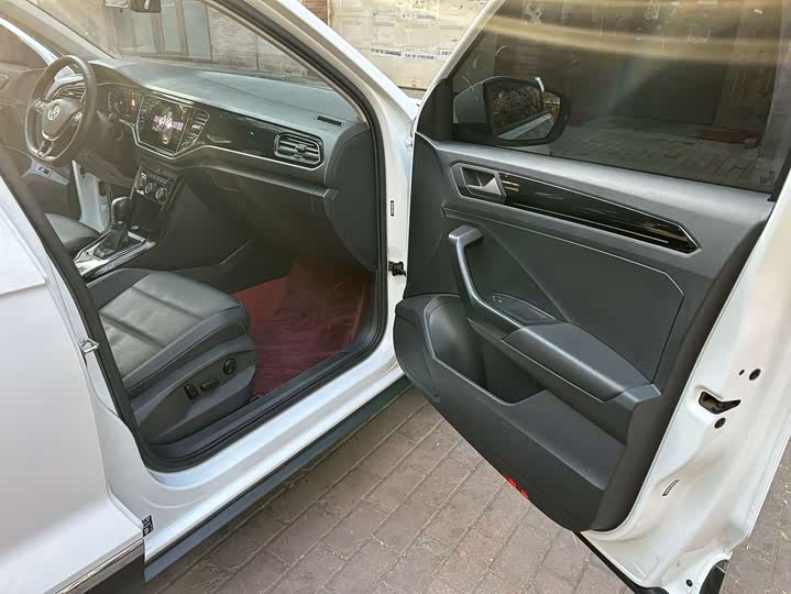 Фото 14 - Volkswagen T-Roc