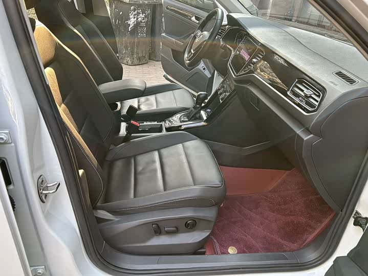 Фото 15 - Volkswagen T-Roc