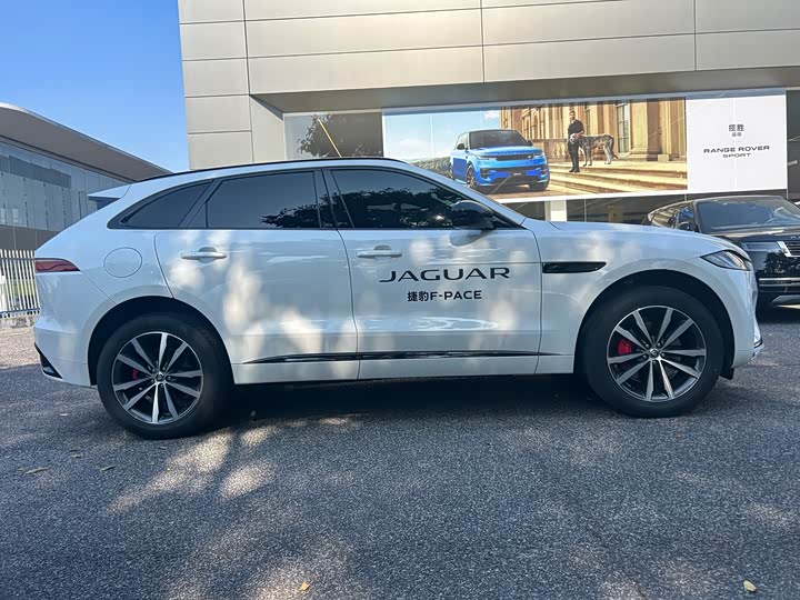 Фото 3 - Jaguar F-Pace