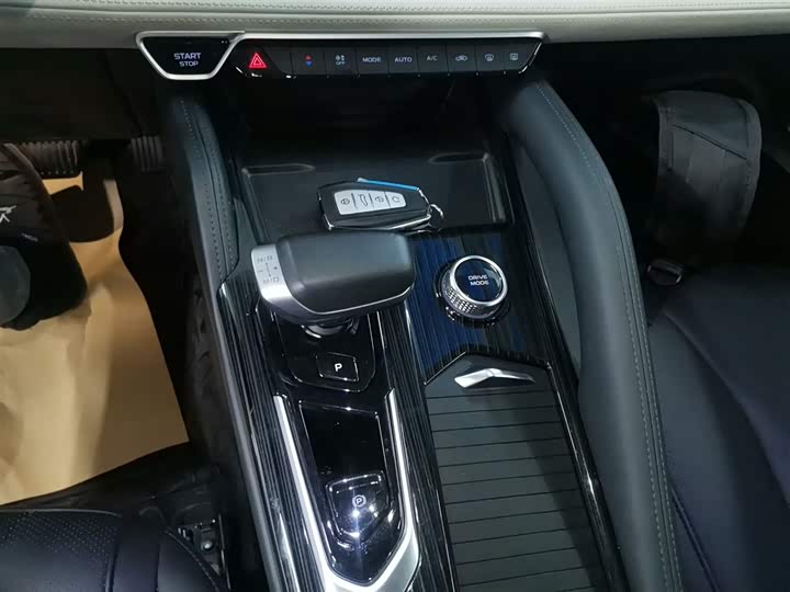 Фото 14 - Geely Monjaro