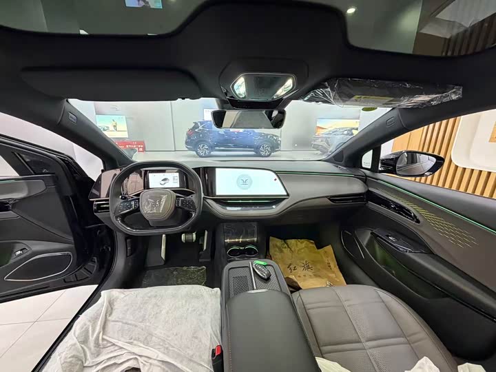 Фото 12 - Hongqi EH7