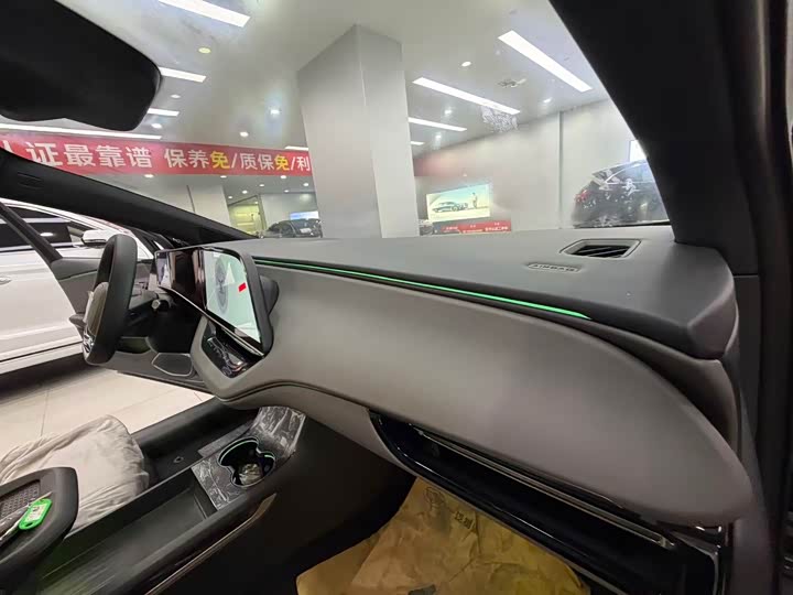 Фото 16 - Hongqi EH7