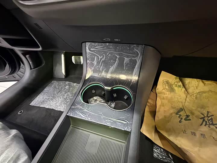 Фото 17 - Hongqi EH7