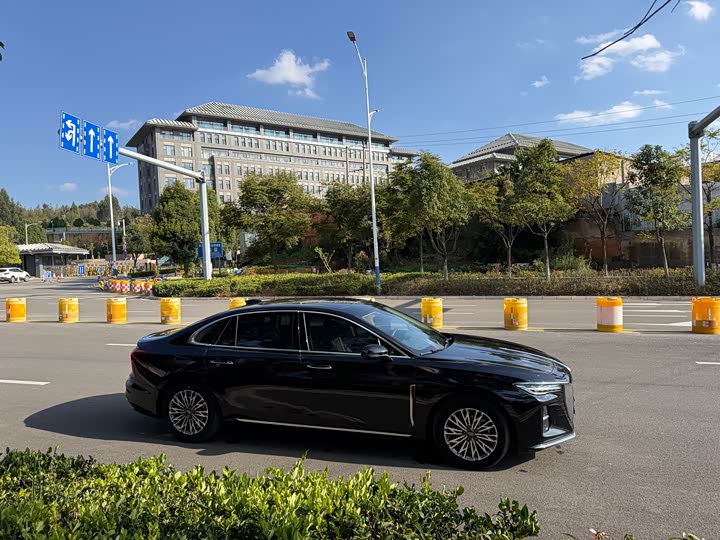 Фото 12 - Hongqi H5