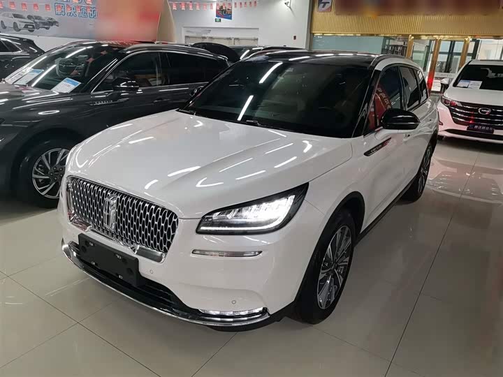 Фото 2 - Lincoln Corsair