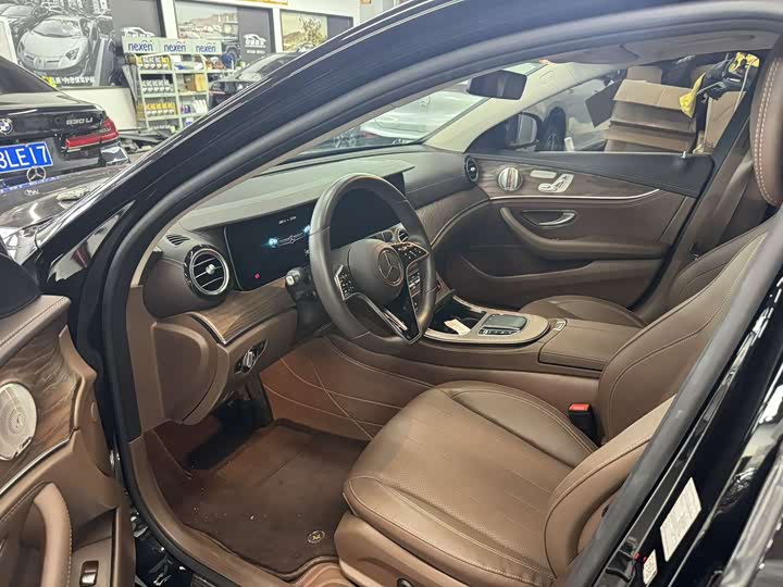 Фото 4 - Mercedes-Benz E-Class