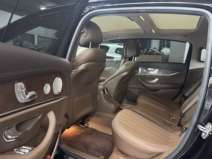 Фото 6 - Mercedes-Benz E-Class