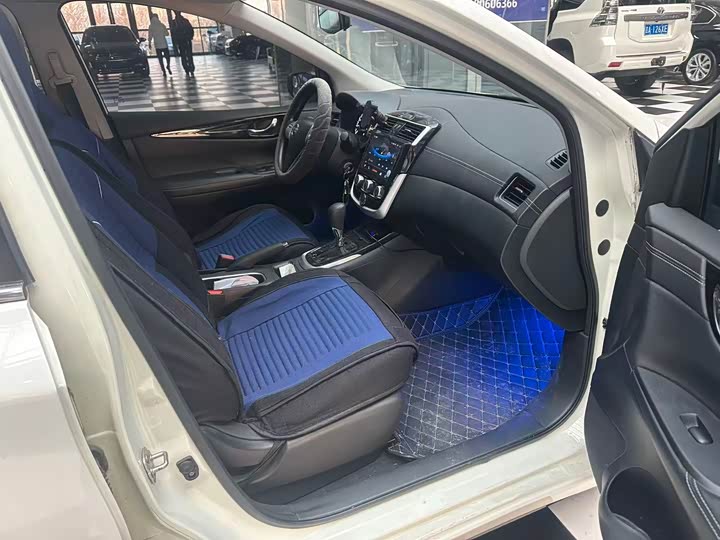 Фото 19 - Nissan Tiida