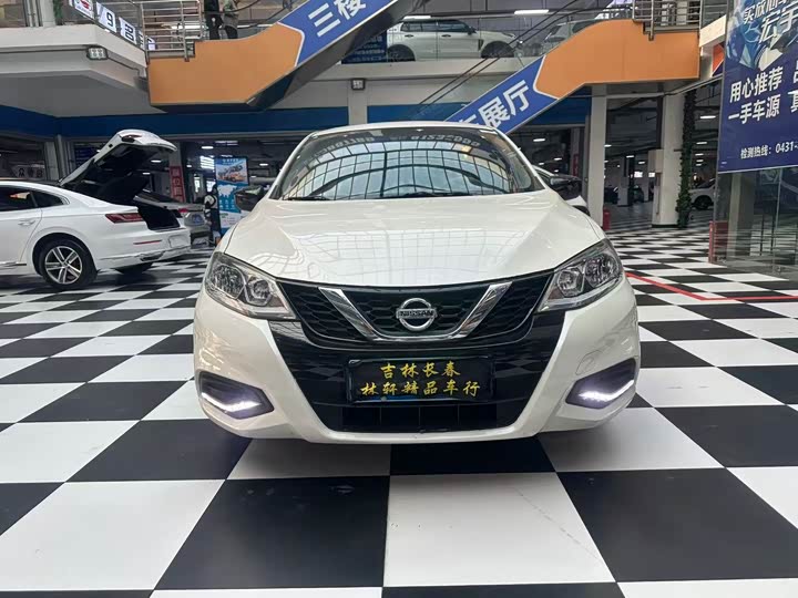 Фото 2 - Nissan Tiida