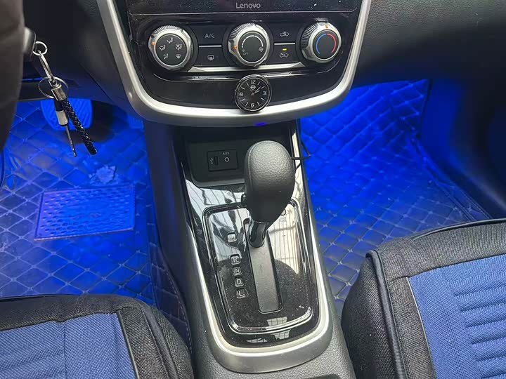 Фото 8 - Nissan Tiida