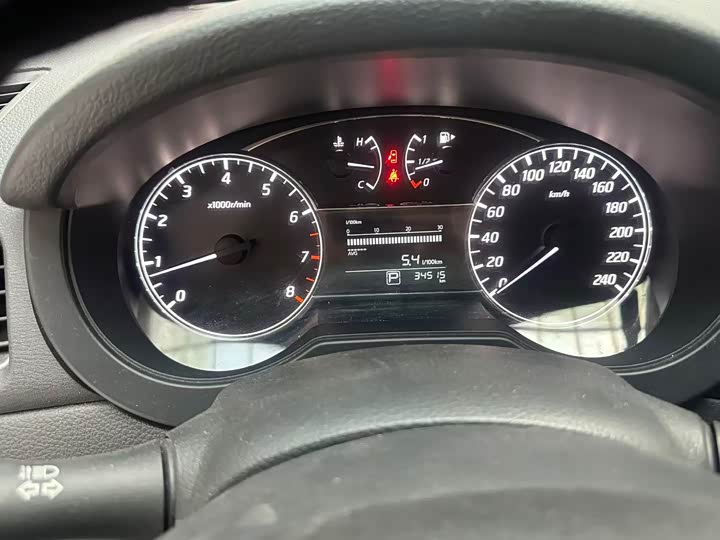 Фото 9 - Nissan Tiida