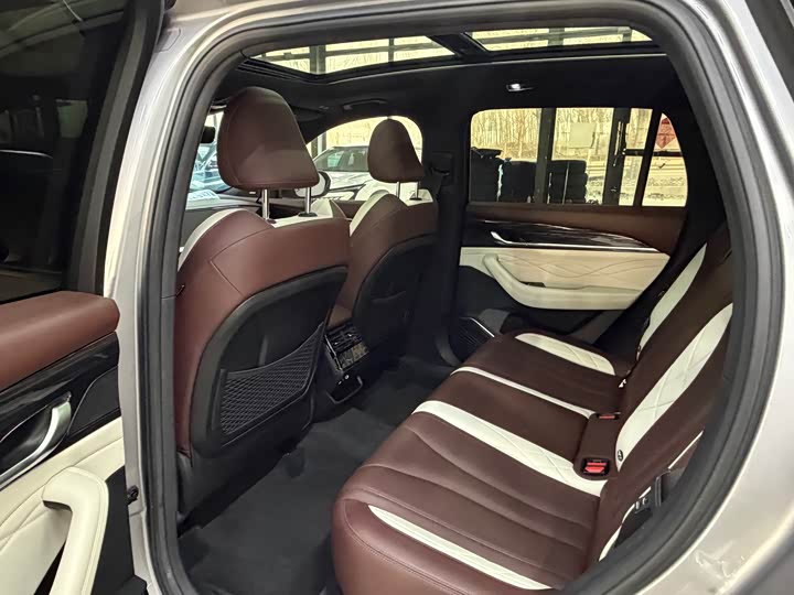 Фото 16 - Geely Monjaro