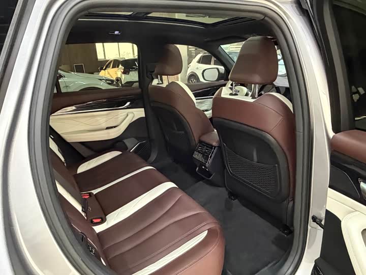 Фото 22 - Geely Monjaro