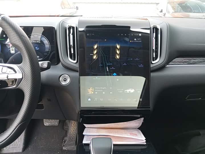 Фото 13 - Hongqi HS3 Hybrid