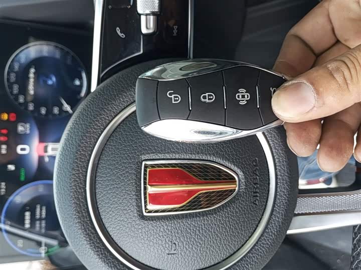 Фото 9 - Hongqi HS3 Hybrid