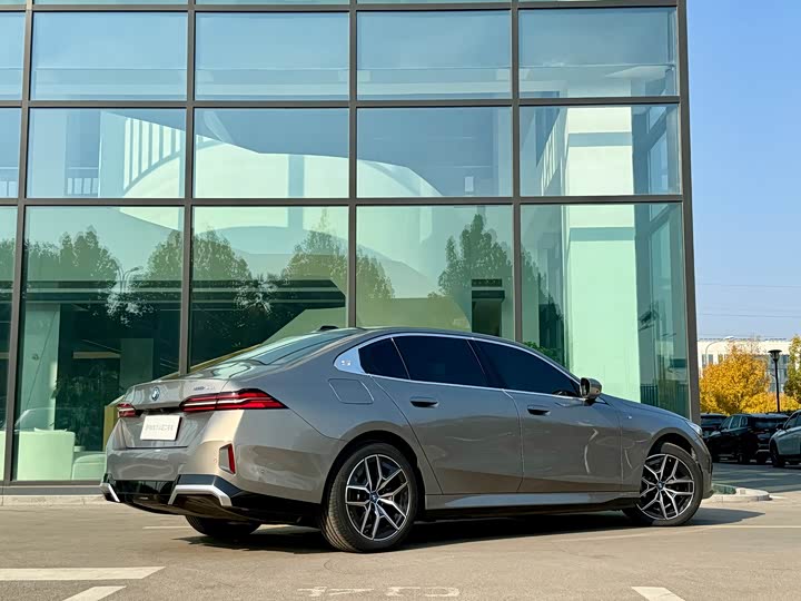 Фото 12 - BMW i5