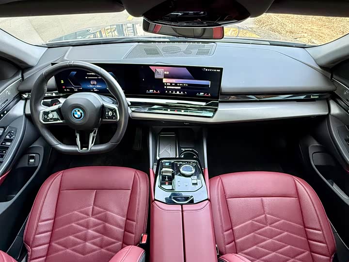 Фото 15 - BMW i5