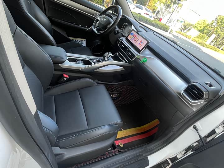 Фото 11 - Geely Coolray Hybrid