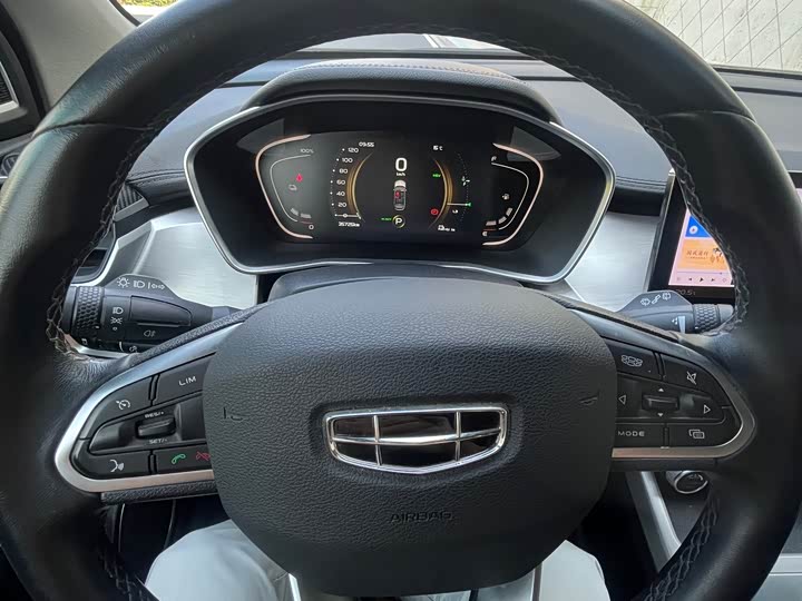 Фото 12 - Geely Coolray Hybrid