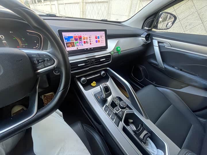 Фото 13 - Geely Coolray Hybrid