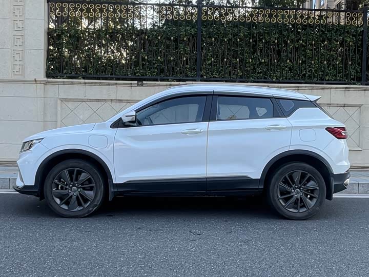 Фото 3 - Geely Coolray Hybrid