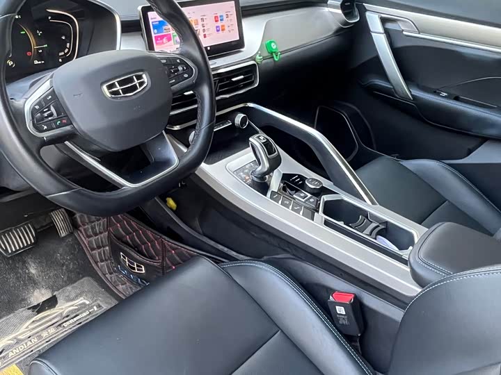 Фото 7 - Geely Coolray Hybrid