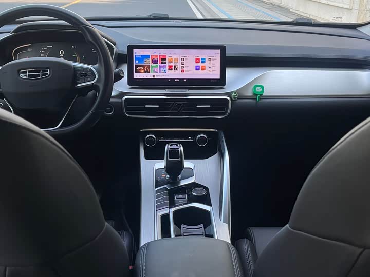 Фото 9 - Geely Coolray Hybrid