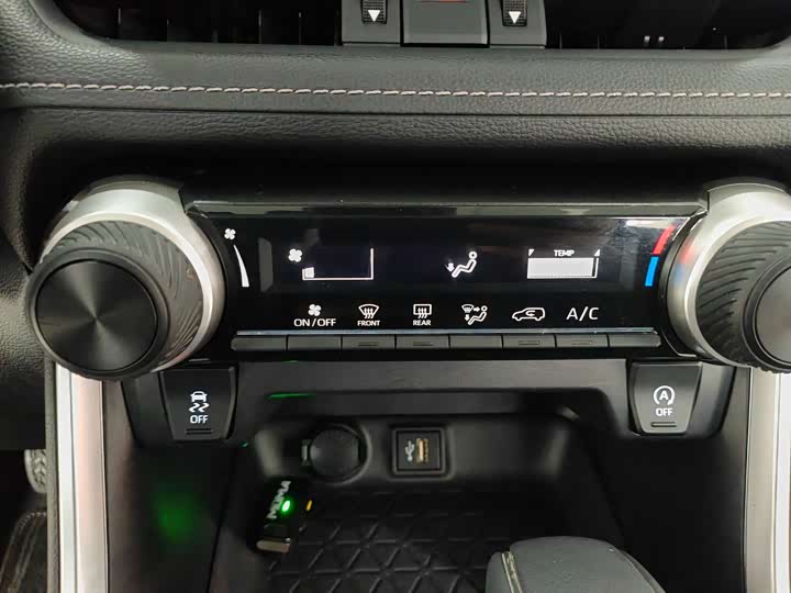 Фото 11 - Toyota RAV4