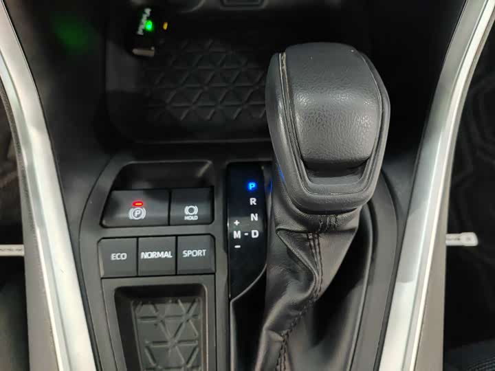 Фото 12 - Toyota RAV4