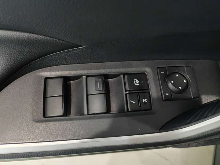 Фото 14 - Toyota RAV4