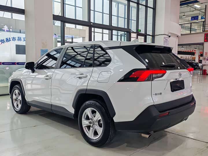 Фото 21 - Toyota RAV4