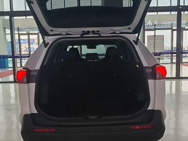 Фото 24 - Toyota RAV4