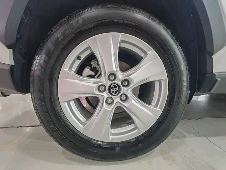 Фото 27 - Toyota RAV4