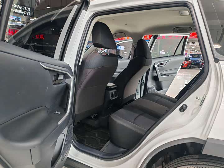 Фото 5 - Toyota RAV4