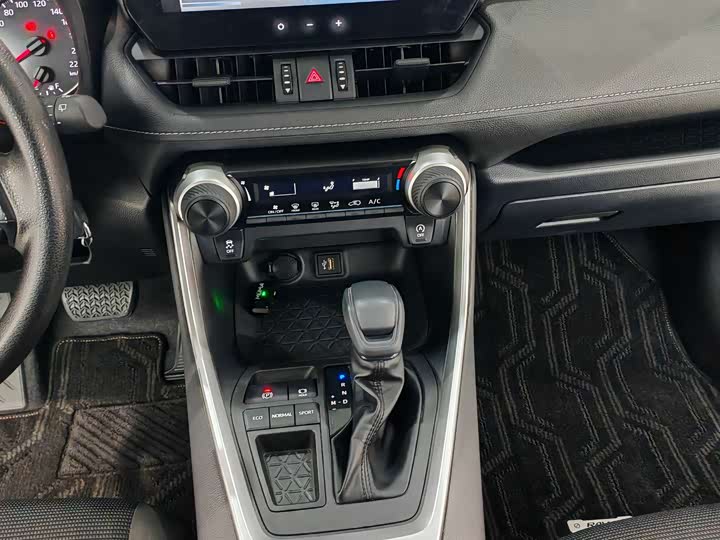 Фото 9 - Toyota RAV4