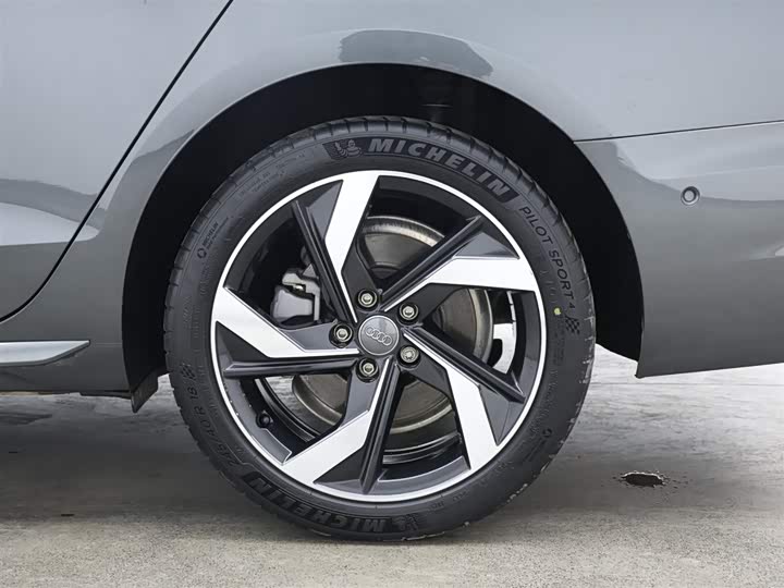 Фото 9 - Audi A4L