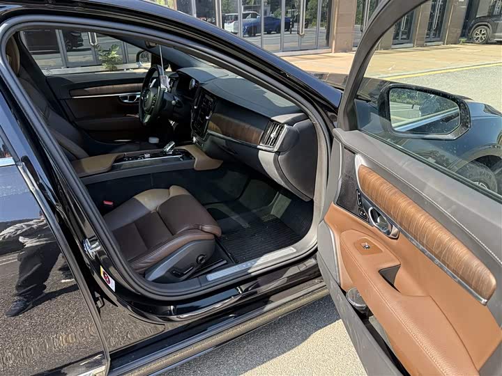 Фото 10 - Volvo S90