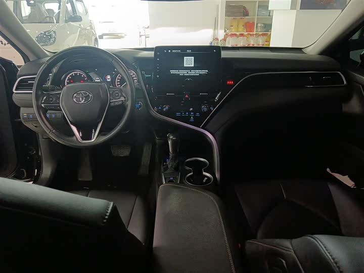 Фото 10 - Toyota Camry