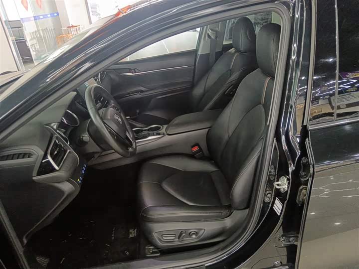 Фото 15 - Toyota Camry