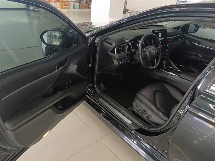 Фото 16 - Toyota Camry