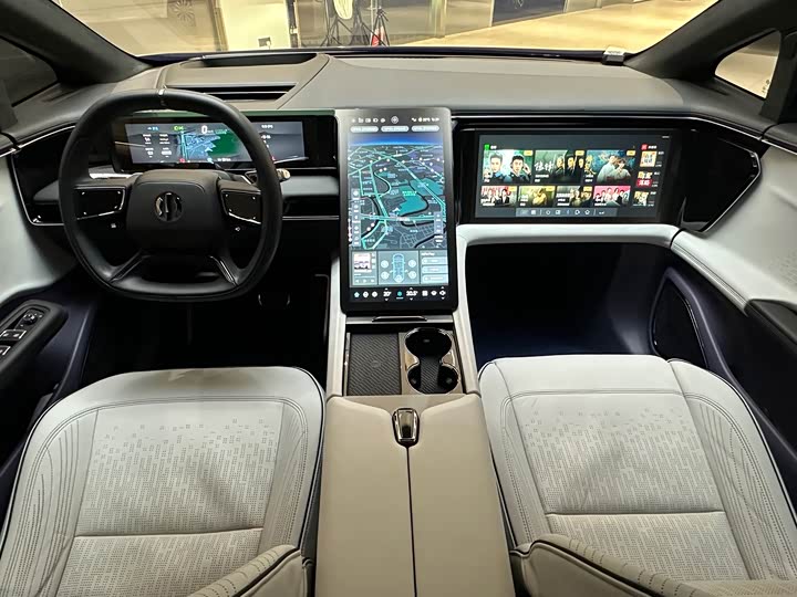 Фото 12 - HiPhi X