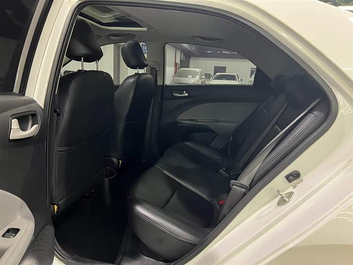 Фото 9 - Kia Pegas