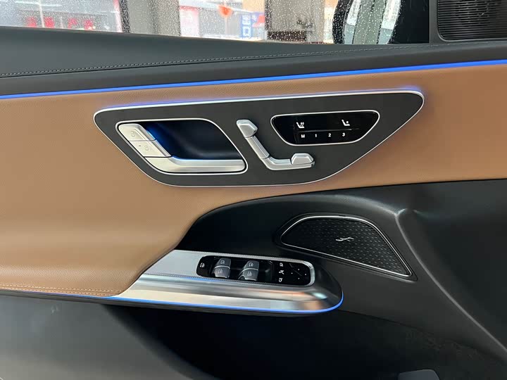 Фото 14 - Mercedes-Benz E-Class