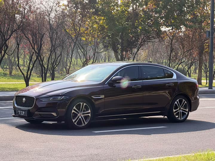 Фото 1 - Jaguar XE L