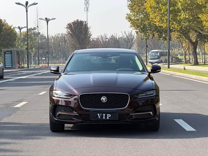 Фото 2 - Jaguar XE L