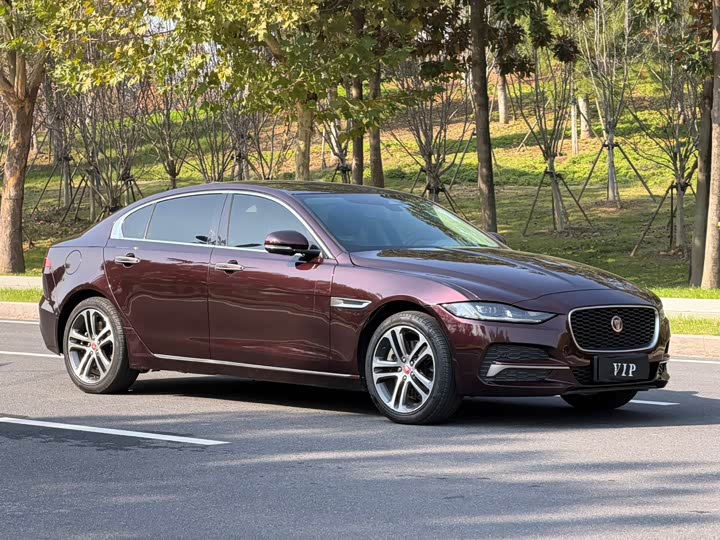 Фото 3 - Jaguar XE L