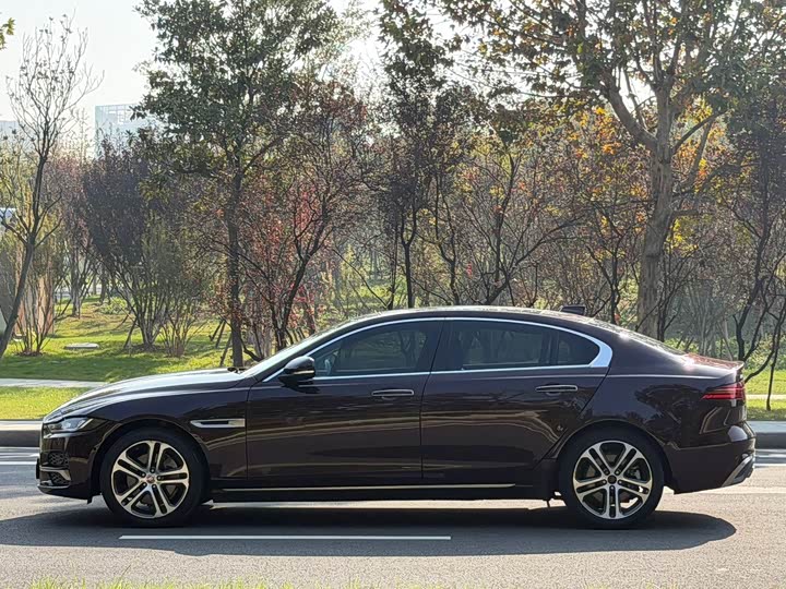 Фото 4 - Jaguar XE L