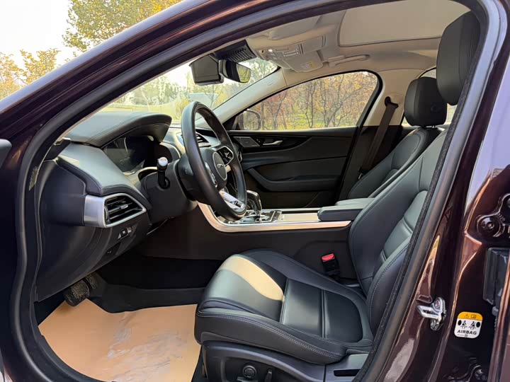 Фото 6 - Jaguar XE L