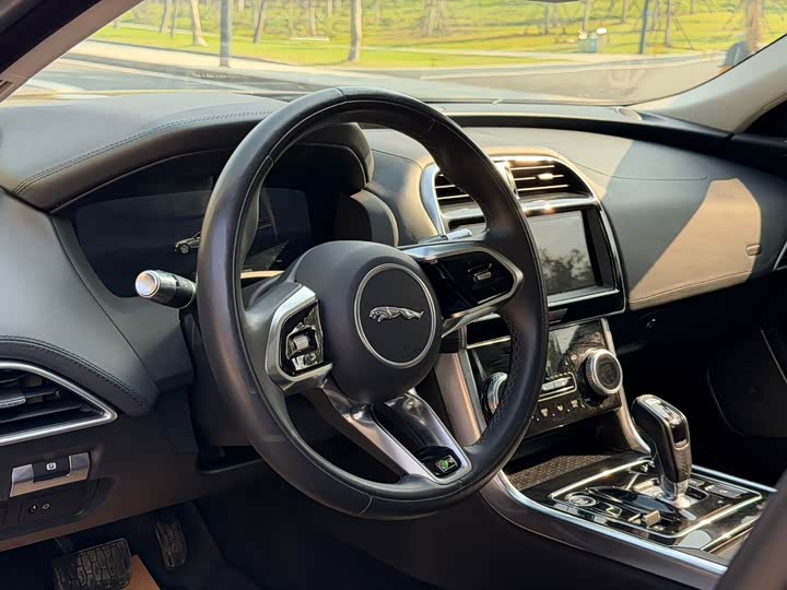 Фото 8 - Jaguar XE L